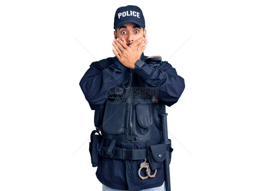 身穿警服的西班牙年轻人因错误而用双手遮住嘴部震图片