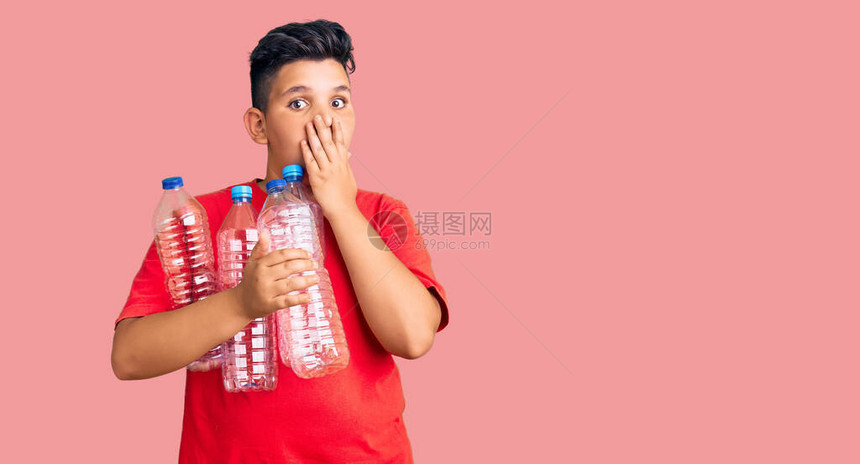 小男孩拿着塑料瓶用手把嘴盖上图片