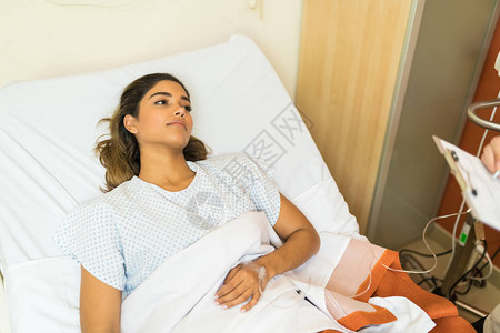 体贴周到的病人在治疗期间躺在医院病床图片