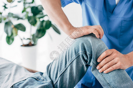 医院病人的生理治疗师按摩腿切图片