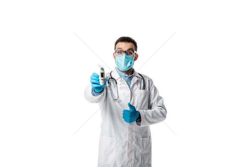 医生戴面罩和白大衣的医生持有高温气压计图片