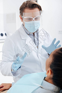 牙医在面罩医用面罩和乳胶手套中的选择焦点图片