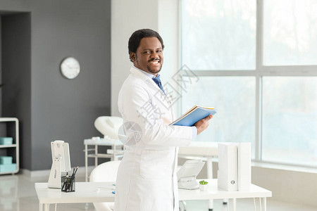 在诊所的男非裔美国人的医生图片