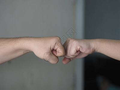 两名女替代手握双拳图片