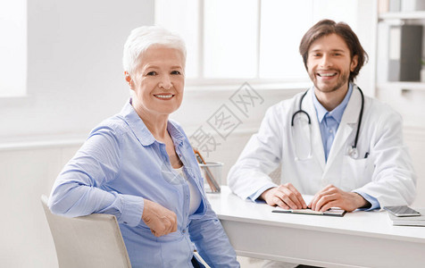 老年科医生和老年女患者在医疗办公室图片