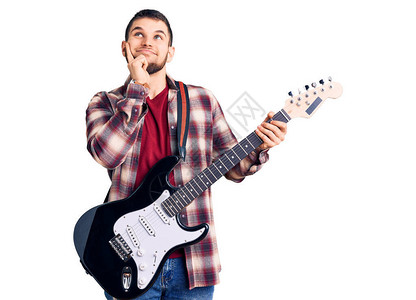 年轻帅哥弹着电吉他背景图片