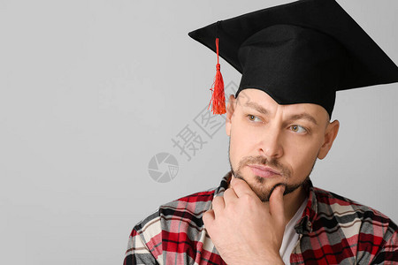 穿着灰色背景的毕业帽子图片