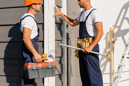 建筑物外墙附近有工具和工具图片