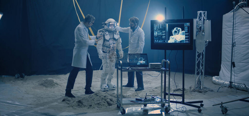 科学家在准备低重力测试时调整宇航员宇航服的反重图片