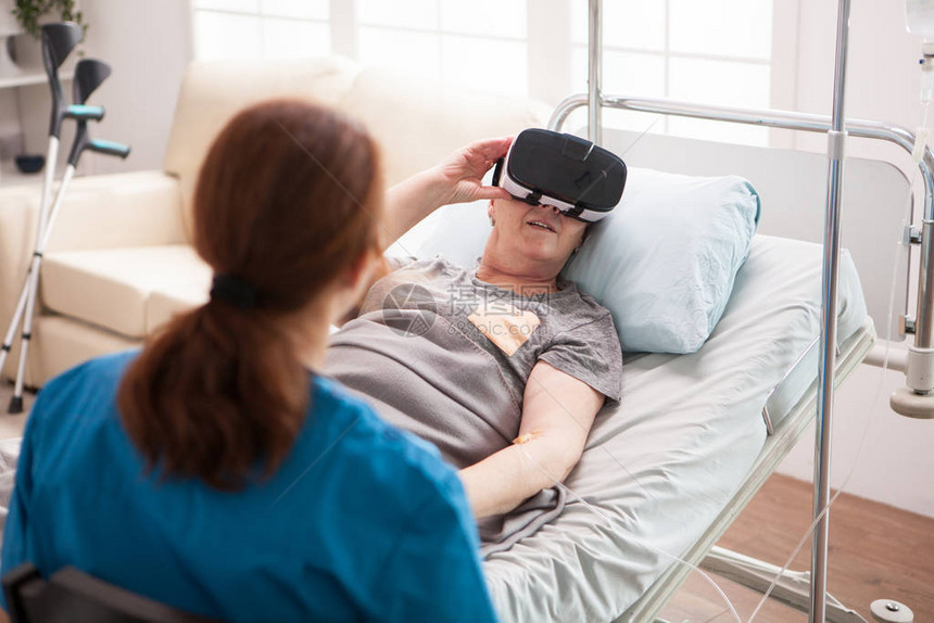 在养老院里用虚拟现实眼镜看图片