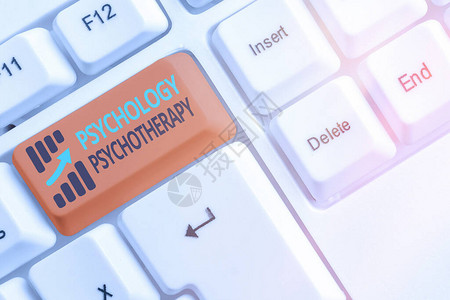 手写文本心理学心理治疗用心理方法治疗精神疾病的概念照片白色pc键盘图片