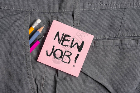 概念手写显示新工作概念意思是最近有固定工作的有薪职位书写设备和裤袋内的图片