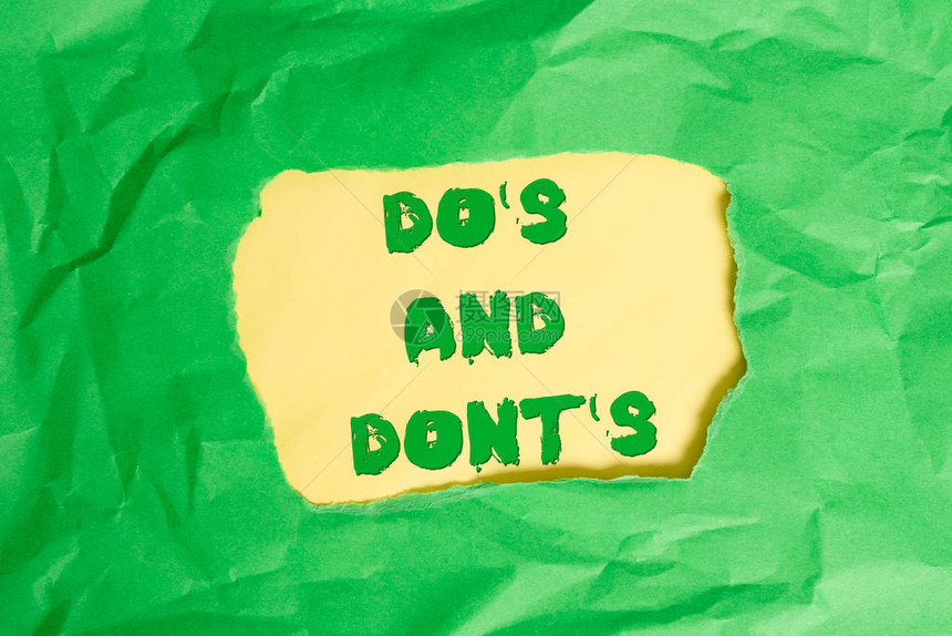 写笔记显示DoSIs和DontIs就某些活动向规则或海关提供建议的商业概念绿色皱褶彩色纸图片