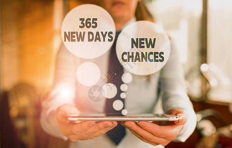 概念手写显示365新天机会概念意义开始新的一年日历机会背景中的女用手指在空背景图片