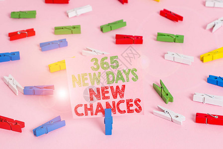 显示365天新机会的文本符号商业照片展示开始新的一年日历机会彩色衣夹纸空提醒粉红色地板背背景图片