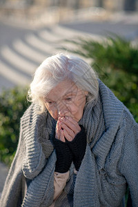 无家可归的养老金领取者白发无家可归的养老金领取者在外面感到非图片