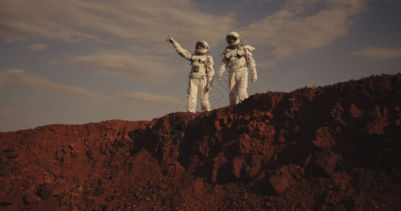 国外信箱素材中镜头两名宇航员在火星上指背景