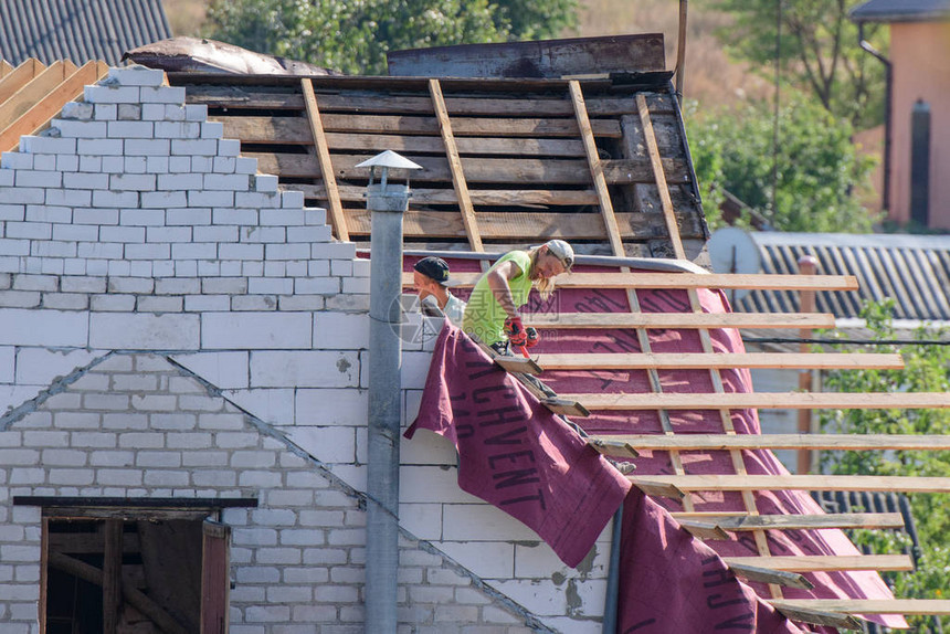 屋顶屋顶承包商为沥青瓦安装屋顶板屋面承包商屋面施图片