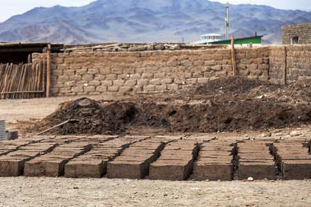 蒙古砖厂传统自制生粘土砖成堆晾晒图片