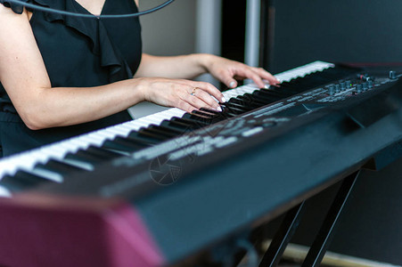 电子钢琴的黑白钥匙以及钢琴家熟练手能一起创造神奇音乐笑声这首歌图片