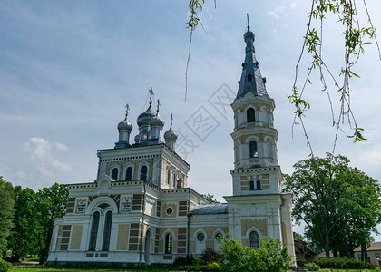 与拉脱维亚斯塔梅里耶纳的圣亚历山大内夫斯基教堂合影背景图片