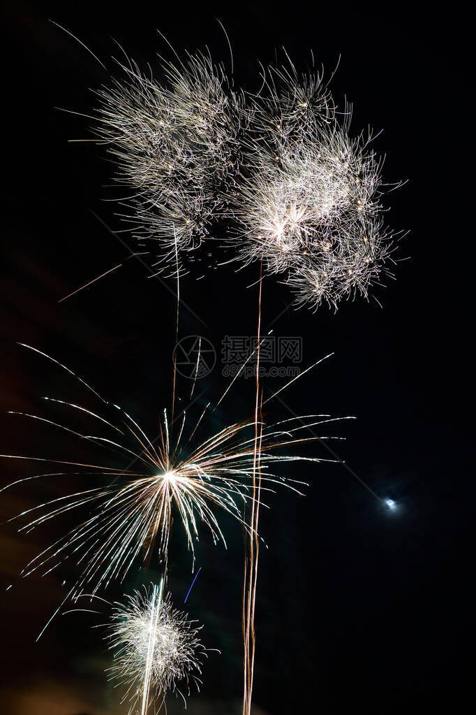 长时间曝光的烟花在夜间在天空中爆炸图片