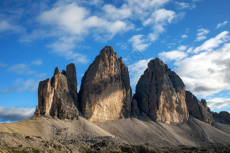 南蒂罗尔的拉瓦雷多三峰是多洛米蒂山脉的象征图片