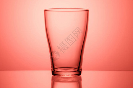 粉红色梯度背景的空水杯带图片