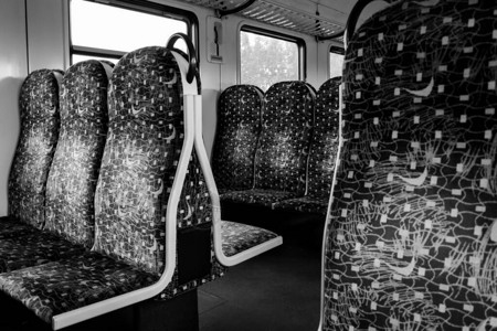 由于欧洲的流行病状况郊区列车没有乘客图片