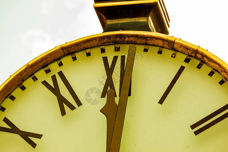 关闭一个复古时钟和时间是12点图片