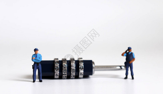 小型保安人员站在锁住的组合锁两边的两侧高清图片