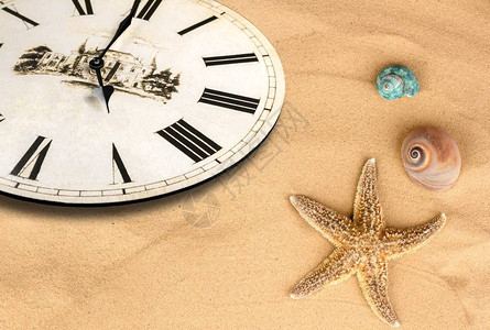 沙子上的时钟和海星图片
