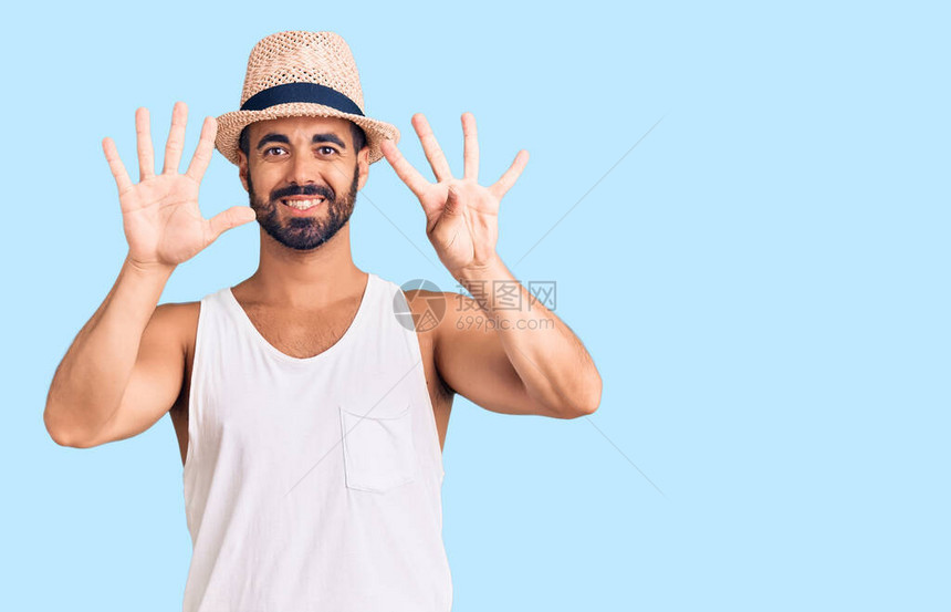 身戴临时暑假帽子的西班牙年轻人展示和指着9号手指图片