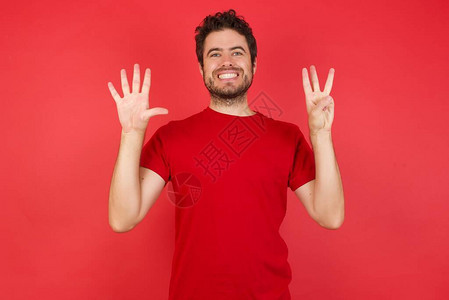 男人展示和指着第八根手指微笑自信和快乐的图片