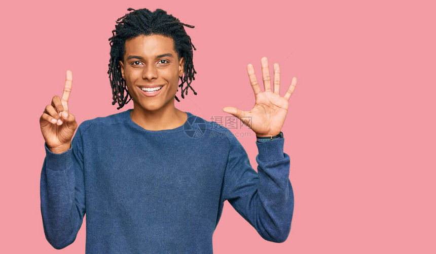 身穿临时冬季毛衣的年轻非洲男子拿着6指着六指图片