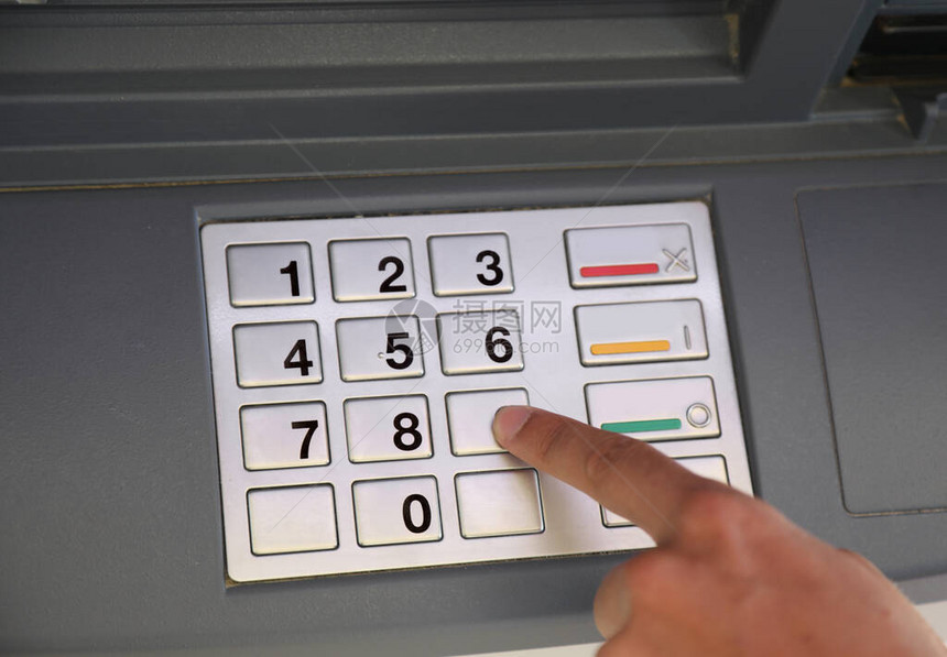 将密码输入ATM机键盘的人图片