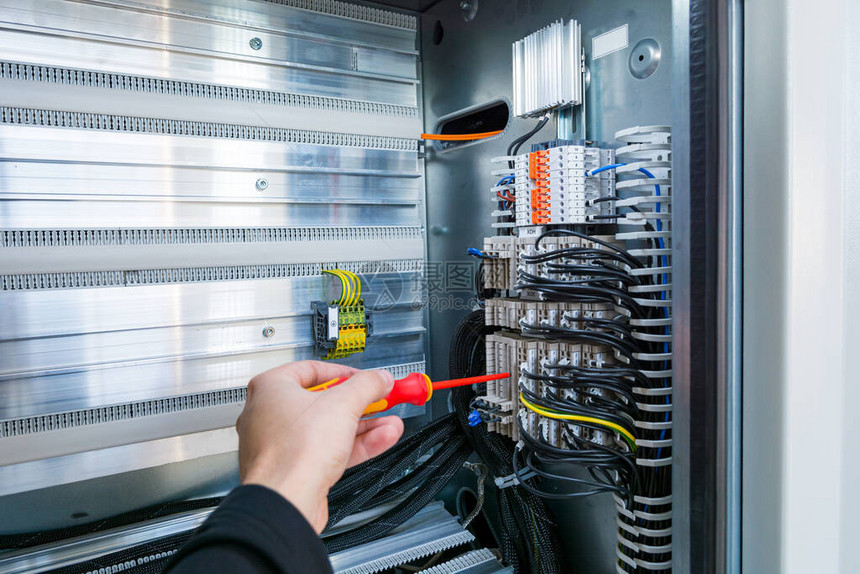 电动工程师检查电路隔间和修理连接条工程