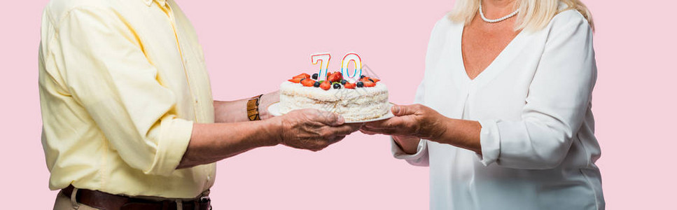高龄夫妇拿着生日蛋糕拍到的全景镜头图片