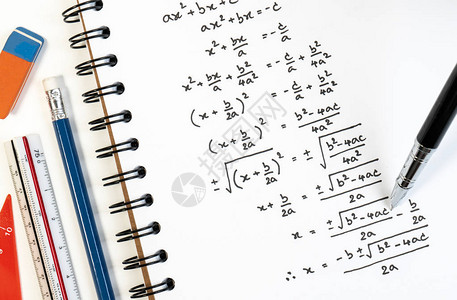 数学课上考试练习测验或测试的数学二次方程公式的笔迹解决指数背景图片