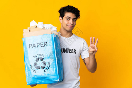 委内瑞拉年轻男子拿着一个回收袋图片