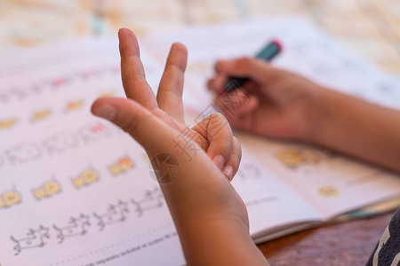 孩子的手一边数手指一边做数学男孩做图片