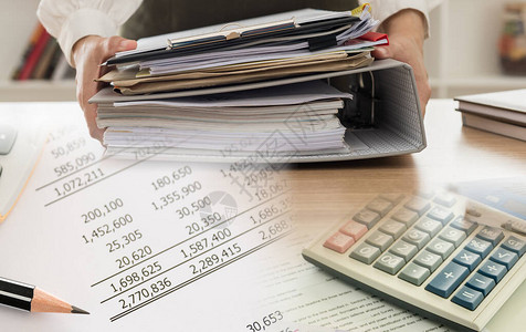 会计业务理念桌上有会计报告和财务图片