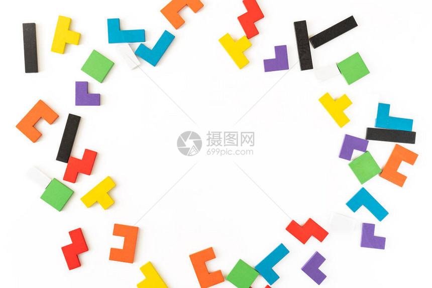 白色背景上五颜六色的不同形状木块的框架天然环保的儿童玩具创意逻辑思维概念平图片
