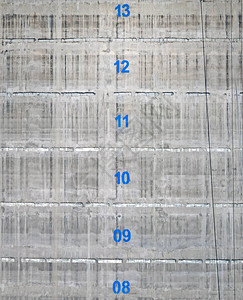 在建筑物的混凝土服务塔核心的表面楼号用背景图片
