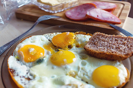 健康早餐用火腿和黑麦面包炒鸡图片
