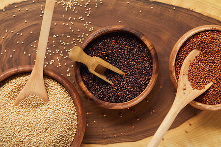 近视白色黑色和红色的quinoa种子图片