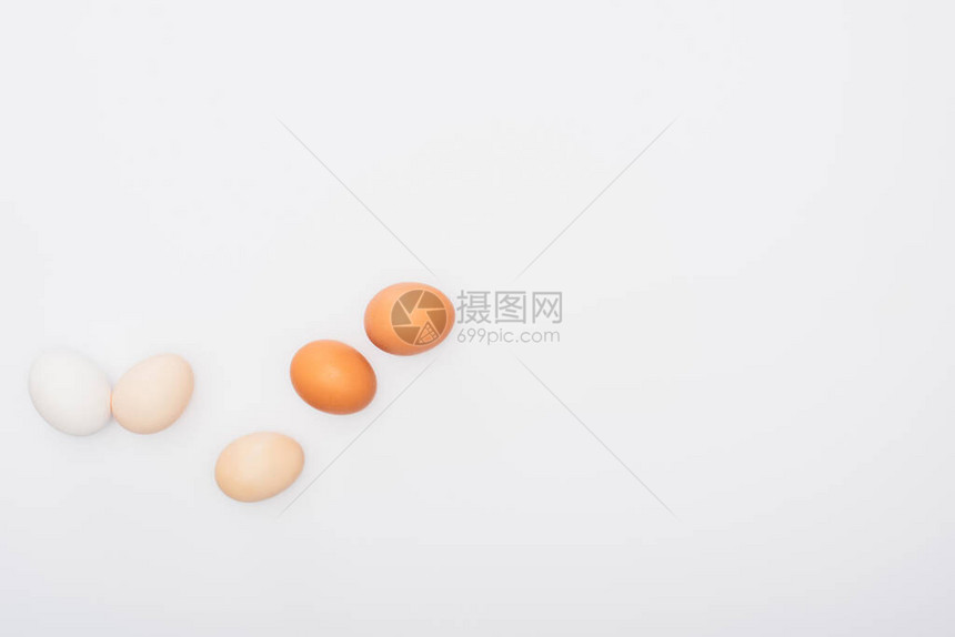 在白色上分离的新鲜鸡蛋的顶部视图图片