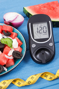 用于检查西瓜与羊奶酪的糖度厘米和夏季沙拉的血糖仪糖尿病概念期间的减背景图片