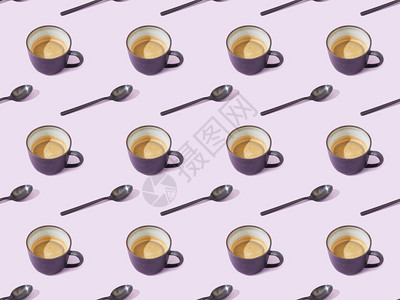 紫罗兰上的咖啡和勺子杯背景图片
