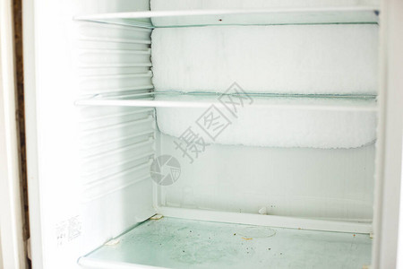 破碎的冰箱解冻的冰箱图片